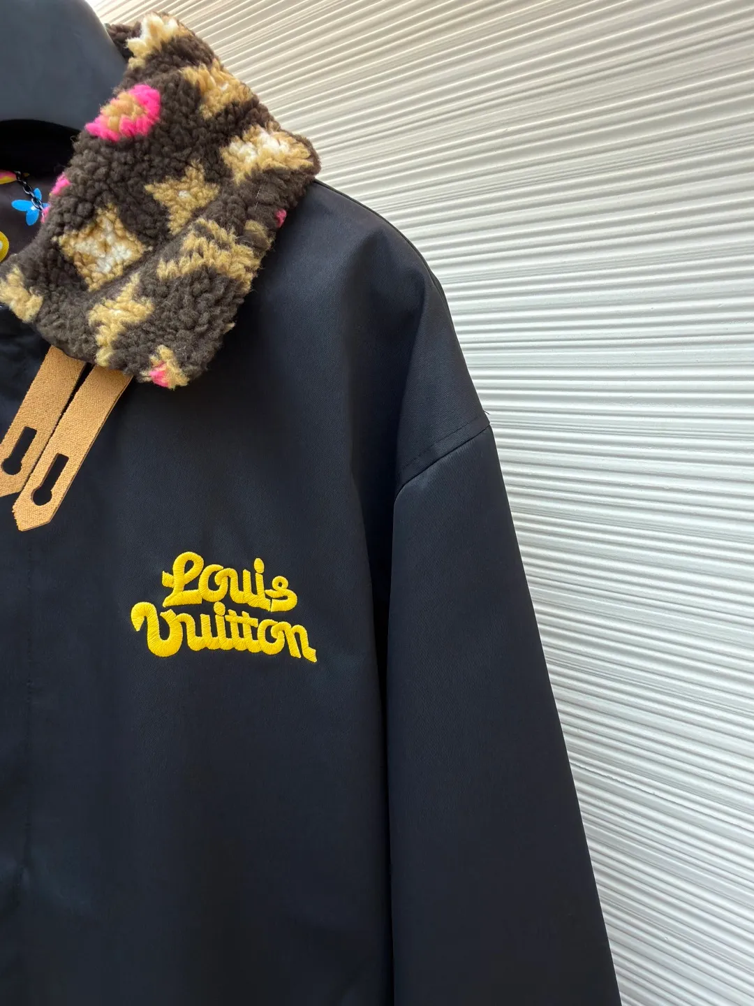 LOUIS VUITTON x Tyler color printed fur collar jacket ●Original version: Purchased and developed by 36999 ●Item number: 1681757-B80 ●Fabric: cotton fabric ●Technology: Printing ●Color: black ●Version: fitted version ●Weight: about 885 grams ●Size: S-M-L-XL ●Description: The main body is made of high-density windproof fabric, treated with a water-repellent coating, which is both durable and protective; the neckline is spliced with Monogram pattern lamb wool material, which is fixed through a constant temperature composite process. It feels soft and fluffy and is not easy to shed, improving warmth and styling. The body is decorated with brand letter embroidery, using three-dimensional embroidery thread technology. The color is full and the texture is clear, highlighting the recognition. The version is loosely cut, with horn buckle + drawstring design, making it easy to put on and take off and adaptable to various body shapes; the elastic cuffs enhance wind resistance. The stitching of the whole garment is neat, with no exposed threads at the splicing points. The size is measured manually (an error of 1-3CM is normal). The craftsmanship balances practical attributes and brand trend style. It is a single product that has both warmth and style. The overall wiring is straight and delicate, the fabric is comfortable and soft, and the color is consistent without color difference. It can be matched with the same style to create a fashionable look and control various occasions. Customized accessories, complete with three standards, same style for men and women!